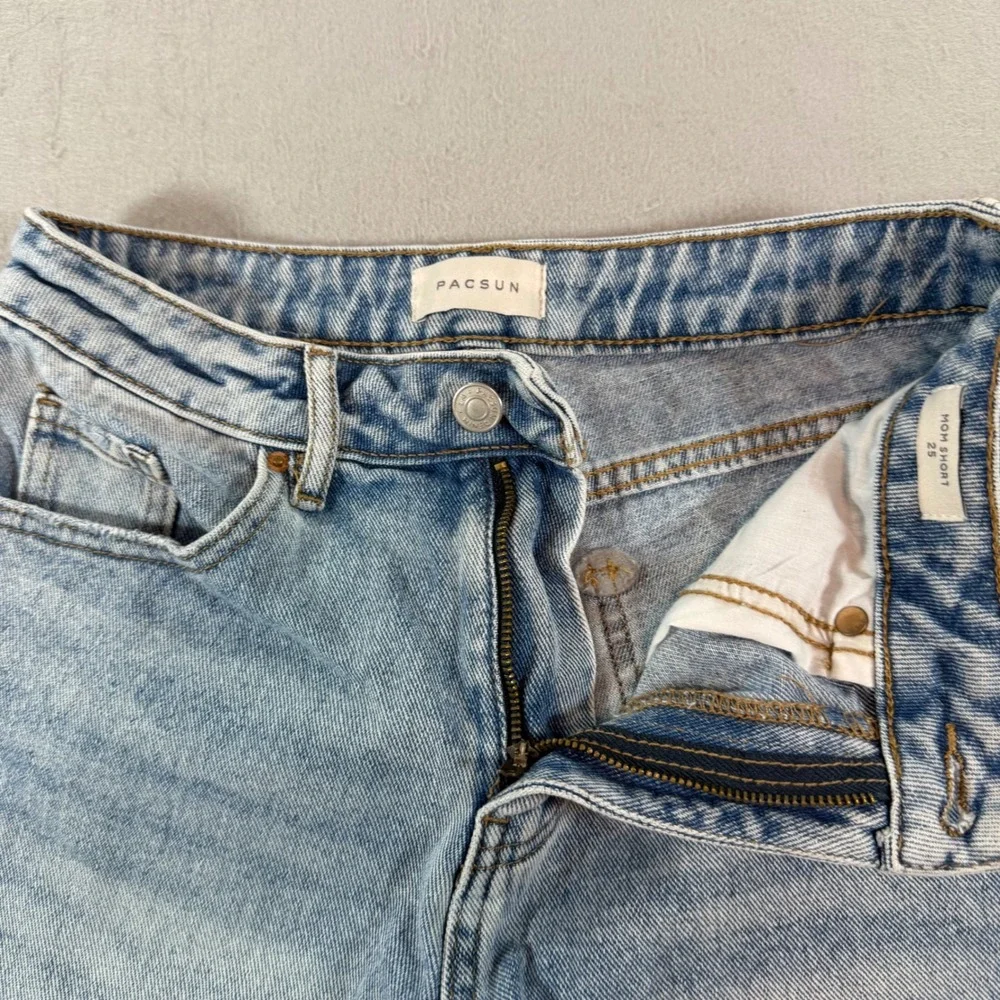 PacSun High Waisted Mom Denim Shorts Light Wash Blue‎ Size 25